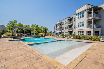 Swimming pool with sparkling water